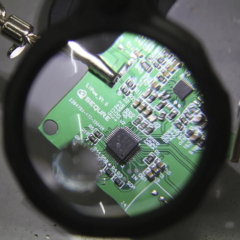 Load image into Gallery viewer, SEQURE – PCB Welding Auxiliary Clamp – Magnifier, LED Light – Soldering Accessories (Image 11, circuit repair) – SEQURE AMPANOVA
